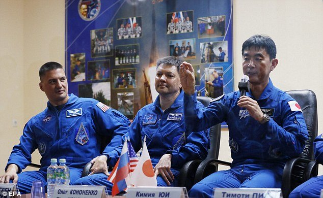 Συγκινητικό: Αστροναύτες αποχαιρετούν τις οικογένειές τους πριν το ταξίδι στο Διάστημα [εικόνες] | iefimerida.gr 1