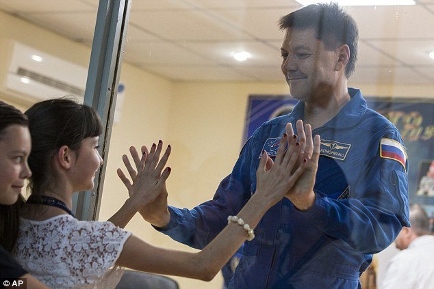 Συγκινητικό: Αστροναύτες αποχαιρετούν τις οικογένειές τους πριν το ταξίδι στο Διάστημα [εικόνες] | iefimerida.gr 3