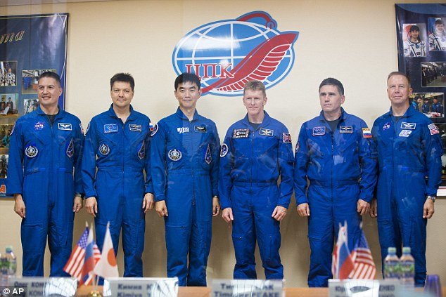 Συγκινητικό: Αστροναύτες αποχαιρετούν τις οικογένειές τους πριν το ταξίδι στο Διάστημα [εικόνες] | iefimerida.gr 0