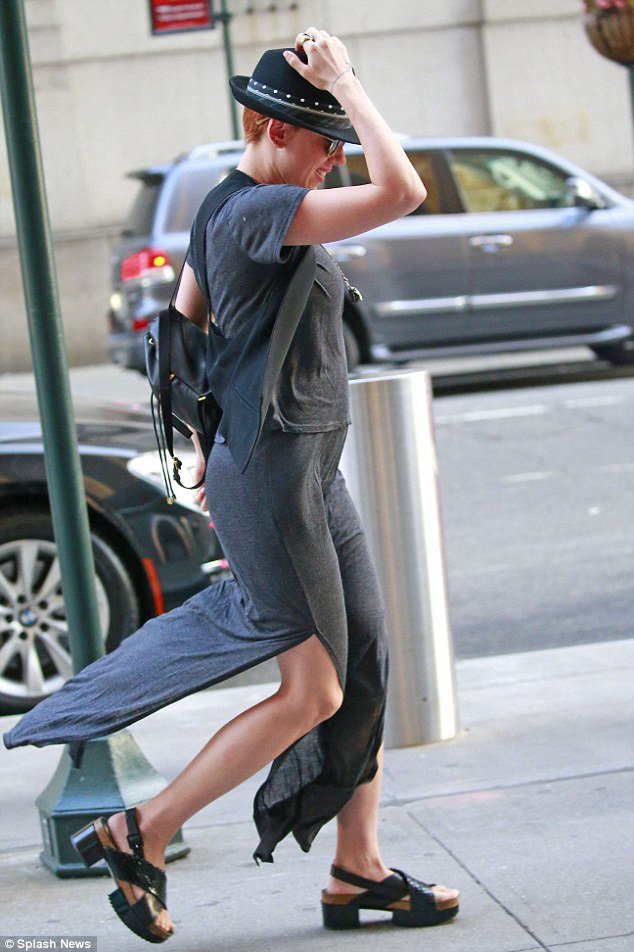 Το ξανθό είναι παρελθόν - Η Σκάρλετ Γιόχανσον άλλαξε λουκ [εικόνες] | iefimerida.gr 0