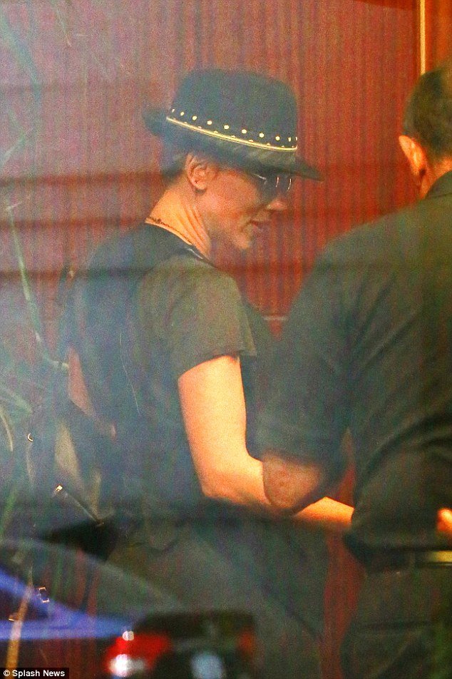 Το ξανθό είναι παρελθόν - Η Σκάρλετ Γιόχανσον άλλαξε λουκ [εικόνες] | iefimerida.gr 2