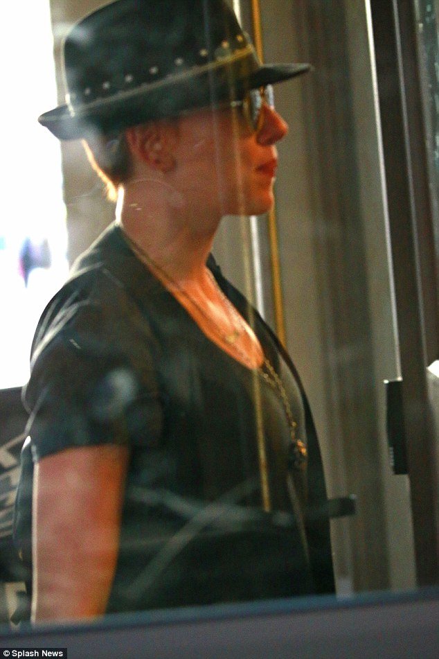 Το ξανθό είναι παρελθόν - Η Σκάρλετ Γιόχανσον άλλαξε λουκ [εικόνες] | iefimerida.gr 3