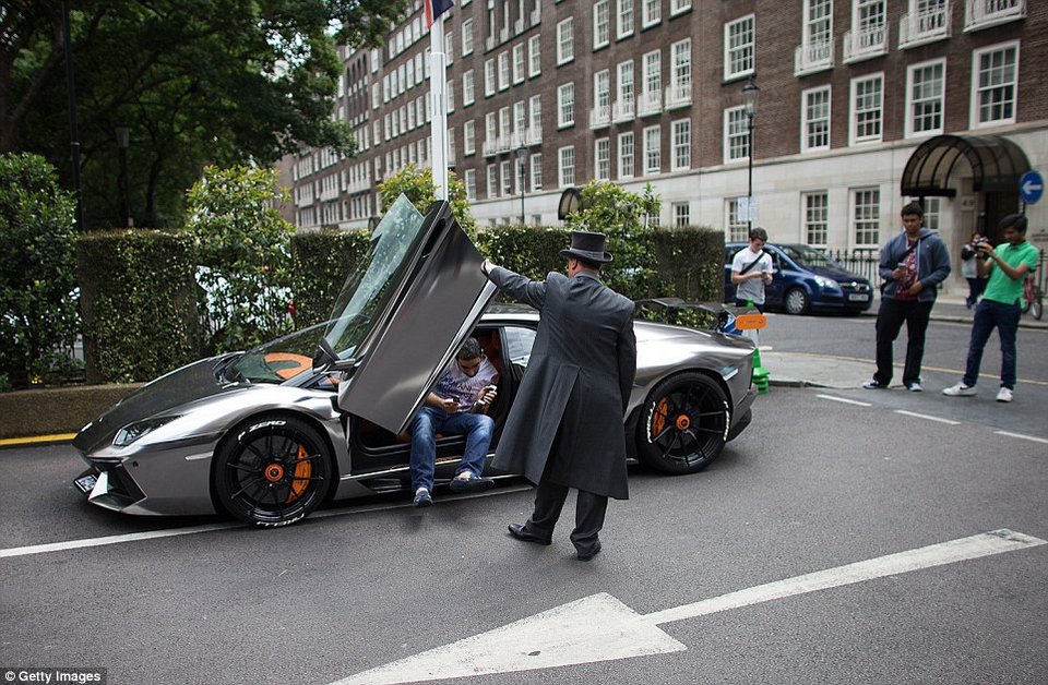 H βρετανική Αστυνομία μοίρασε κλήσεις στους Σαουδάραβες με τα supercars γιατί προκαλούν χάος στο Λονδίνο [εικόνες] | iefimerida.gr 10