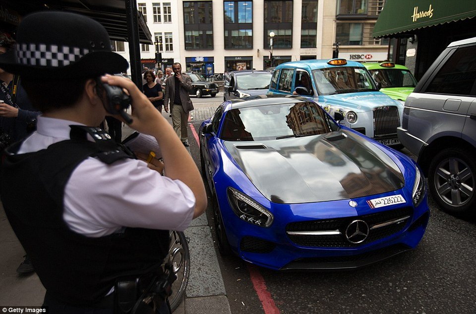 H βρετανική Αστυνομία μοίρασε κλήσεις στους Σαουδάραβες με τα supercars γιατί προκαλούν χάος στο Λονδίνο [εικόνες] | iefimerida.gr 0