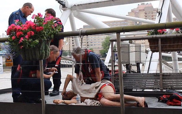 Παραλίγο τραγωδία με φαρσέρ που πήδηξε από γέφυρα 12 μέτρων στο Λονδίνο [εικόνες & βίντεο] | iefimerida.gr 2