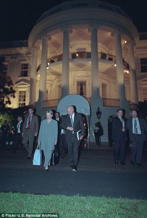 Σοκ και απόγνωση στο Λευκό Οίκο: Αγνωστα στιγμιότυπα από τη στιγμή της επίθεσης στους Δίδυμους Πύργους [εικόνες] | iefimerida.gr 1