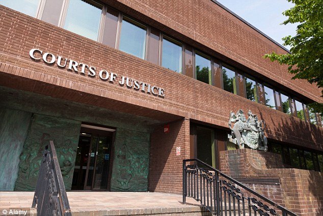 Στη φυλακή πρώην εφημέριος της βασίλισσας της Αγγλίας για αποπλάνηση ανηλίκου [εικόνες] | iefimerida.gr 0