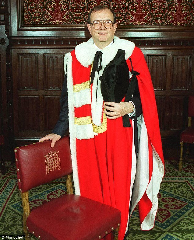 Σοκ στη Βρετανία: Ο Πρόεδρος των Επιτροπών της Βουλής των Λόρδων σε πάρτι με κοκαΐνη και ιερόδουλες [εικόνες] | iefimerida.gr 4