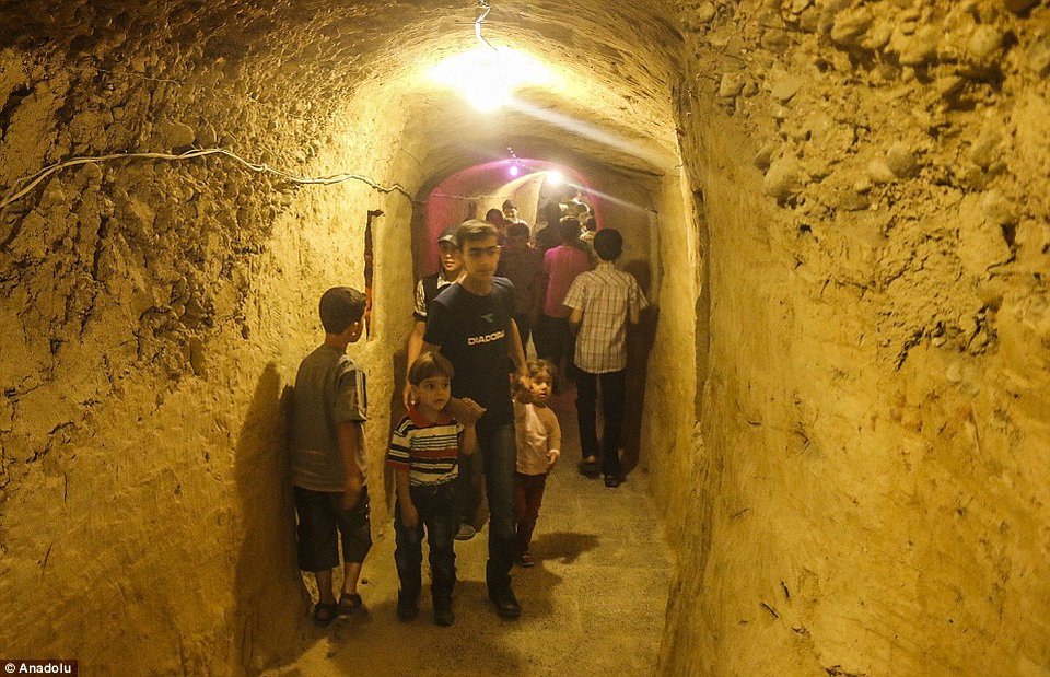 Στη Συρία, ακόμη και οι παιδικές χαρές, είναι σε τούνελ-καταφύγια [εικόνες] | iefimerida.gr 1