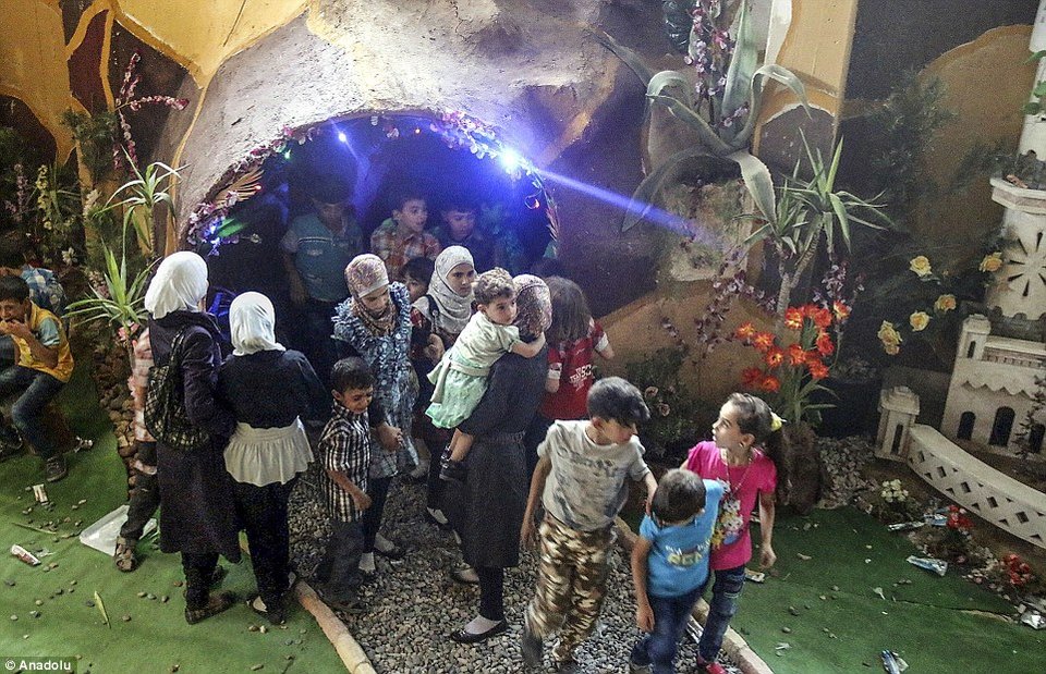 Στη Συρία, ακόμη και οι παιδικές χαρές, είναι σε τούνελ-καταφύγια [εικόνες] | iefimerida.gr 5