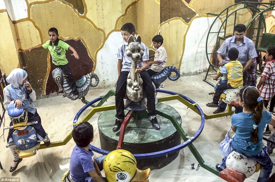 Στη Συρία, ακόμη και οι παιδικές χαρές, είναι σε τούνελ-καταφύγια [εικόνες] | iefimerida.gr 0