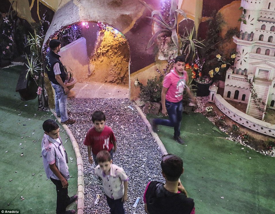 Στη Συρία, ακόμη και οι παιδικές χαρές, είναι σε τούνελ-καταφύγια [εικόνες] | iefimerida.gr 2