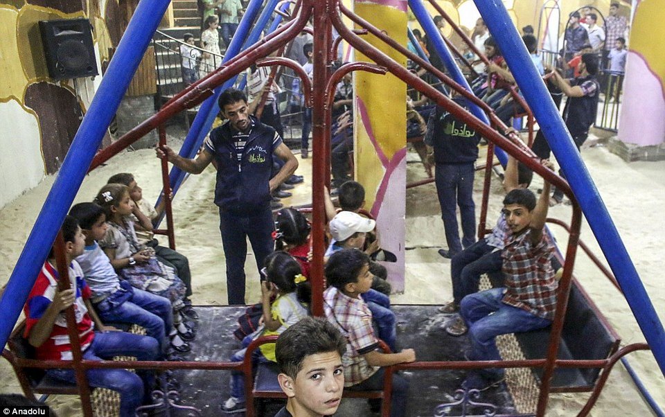 Στη Συρία, ακόμη και οι παιδικές χαρές, είναι σε τούνελ-καταφύγια [εικόνες] | iefimerida.gr 4