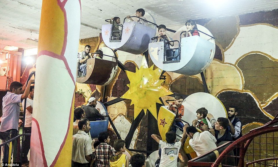 Στη Συρία, ακόμη και οι παιδικές χαρές, είναι σε τούνελ-καταφύγια [εικόνες] | iefimerida.gr 6