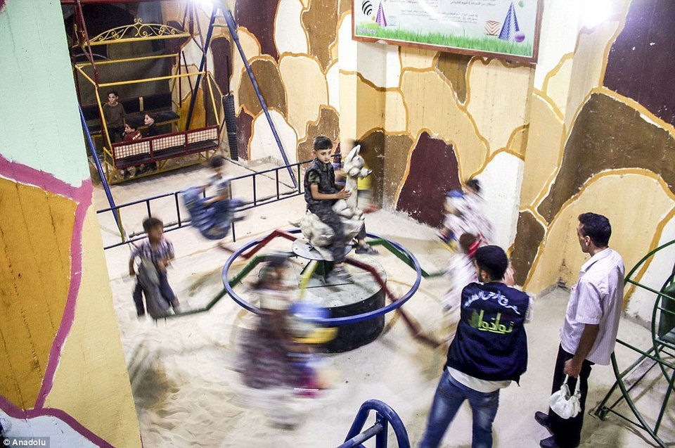 Στη Συρία, ακόμη και οι παιδικές χαρές, είναι σε τούνελ-καταφύγια [εικόνες] | iefimerida.gr 7