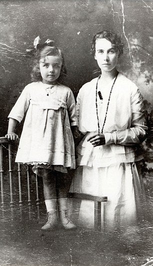 Μια απίστευτη ιστορία: Συγγραφέας ανακάλυψε ότι ο βιολιστής παππούς του στον Τιτανικό είχε και δεύτερη οικογένεια στη Τζαμάικα [εικόνες] | iefimerida.gr 2