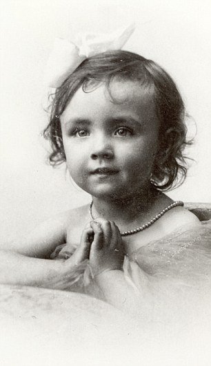 Μια απίστευτη ιστορία: Συγγραφέας ανακάλυψε ότι ο βιολιστής παππούς του στον Τιτανικό είχε και δεύτερη οικογένεια στη Τζαμάικα [εικόνες] | iefimerida.gr 3