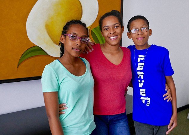 Μια απίστευτη ιστορία: Συγγραφέας ανακάλυψε ότι ο βιολιστής παππούς του στον Τιτανικό είχε και δεύτερη οικογένεια στη Τζαμάικα [εικόνες] | iefimerida.gr 8