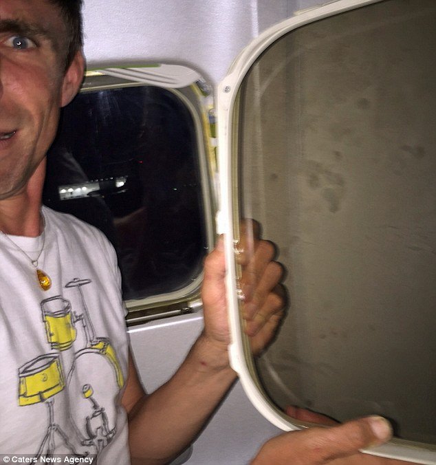 Εφιάλτης στο αεροπλάνο: Παράθυρο έμεινε στα χέρια επιβάτη κατά την προσγείωση [εικόνες] | iefimerida.gr 1