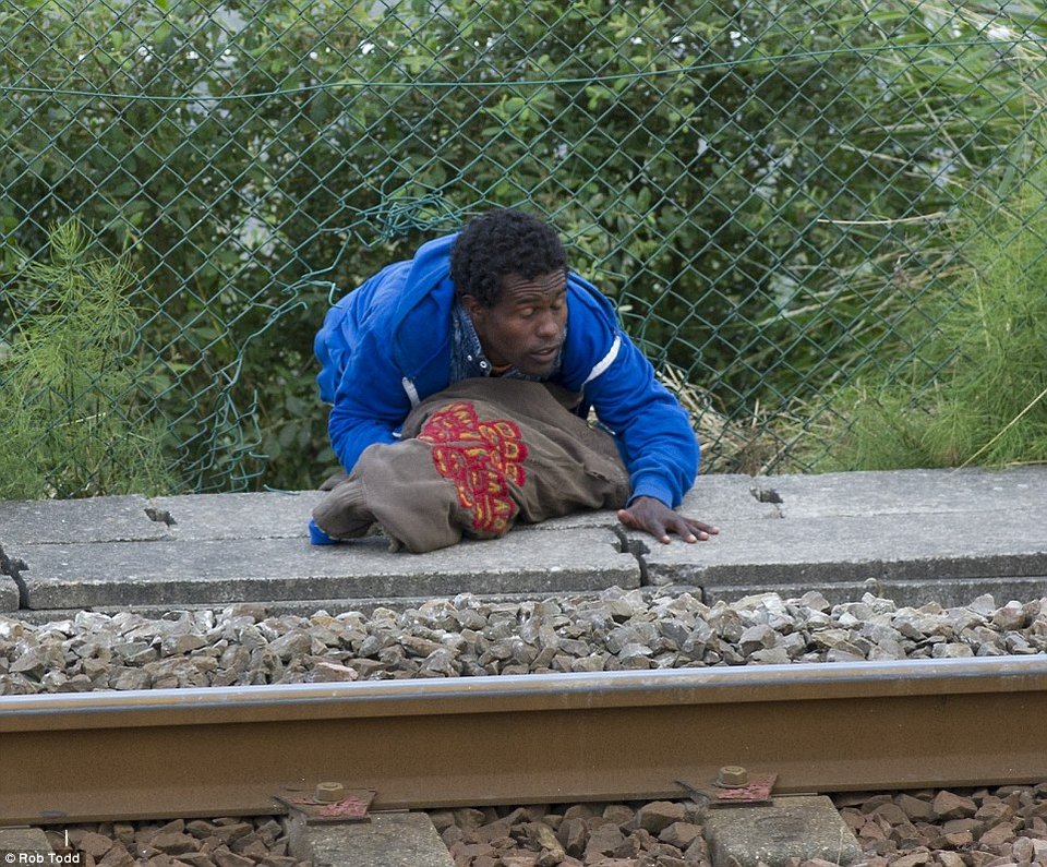 Πολιορκία την σήραγγα της Μάγχης από μετανάστες [εικόνες] | iefimerida.gr 2