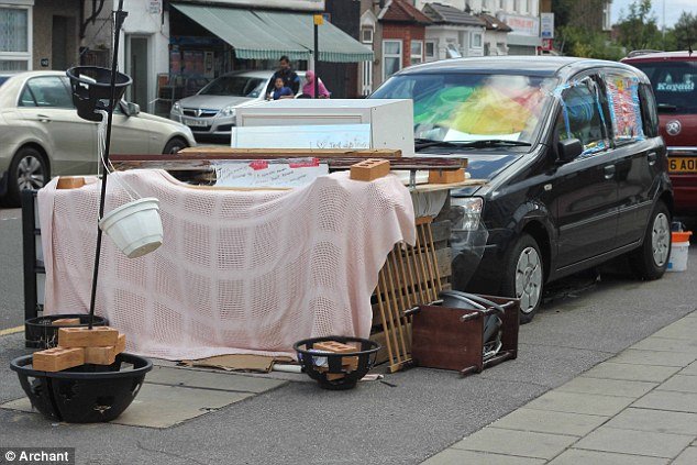 Αστεγος έστησε παράγκα σε πολυσύχναστο δρόμο του Λονδίνου [εικόνες] | iefimerida.gr 1