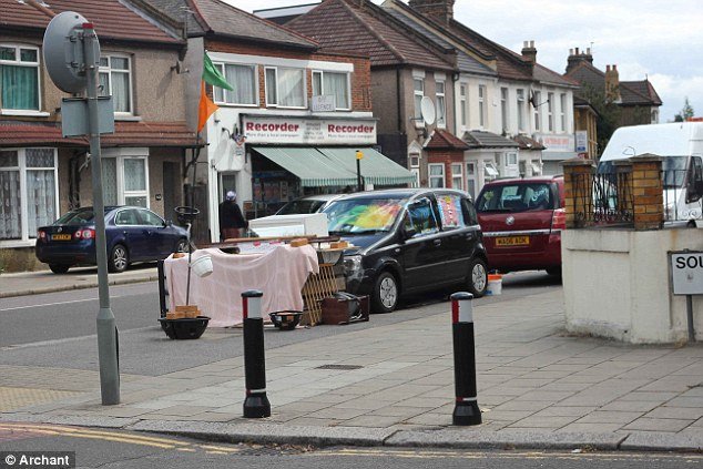 Αστεγος έστησε παράγκα σε πολυσύχναστο δρόμο του Λονδίνου [εικόνες] | iefimerida.gr 0