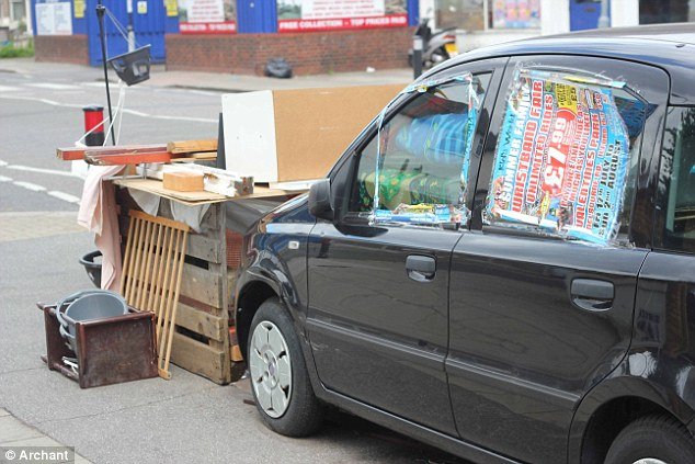 Αστεγος έστησε παράγκα σε πολυσύχναστο δρόμο του Λονδίνου [εικόνες] | iefimerida.gr 2