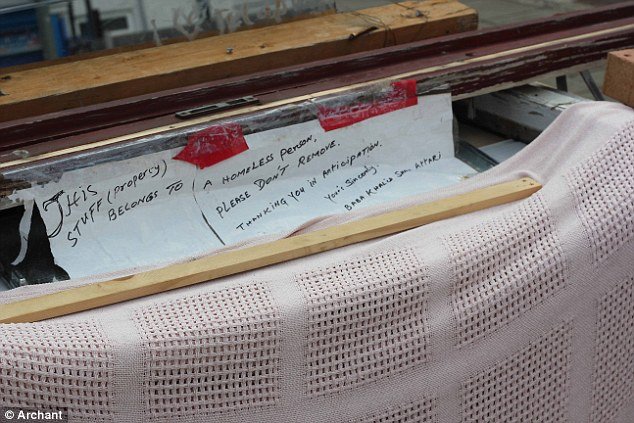 Αστεγος έστησε παράγκα σε πολυσύχναστο δρόμο του Λονδίνου [εικόνες] | iefimerida.gr 3