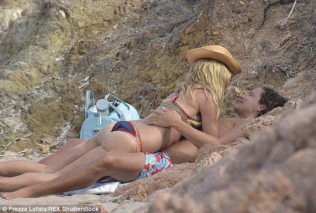 Ακατάλληλες σκηνές σε παραλία με πρωταγωνίστρια την Χάιντι Κλουμ [εικόνες] | iefimerida.gr 3