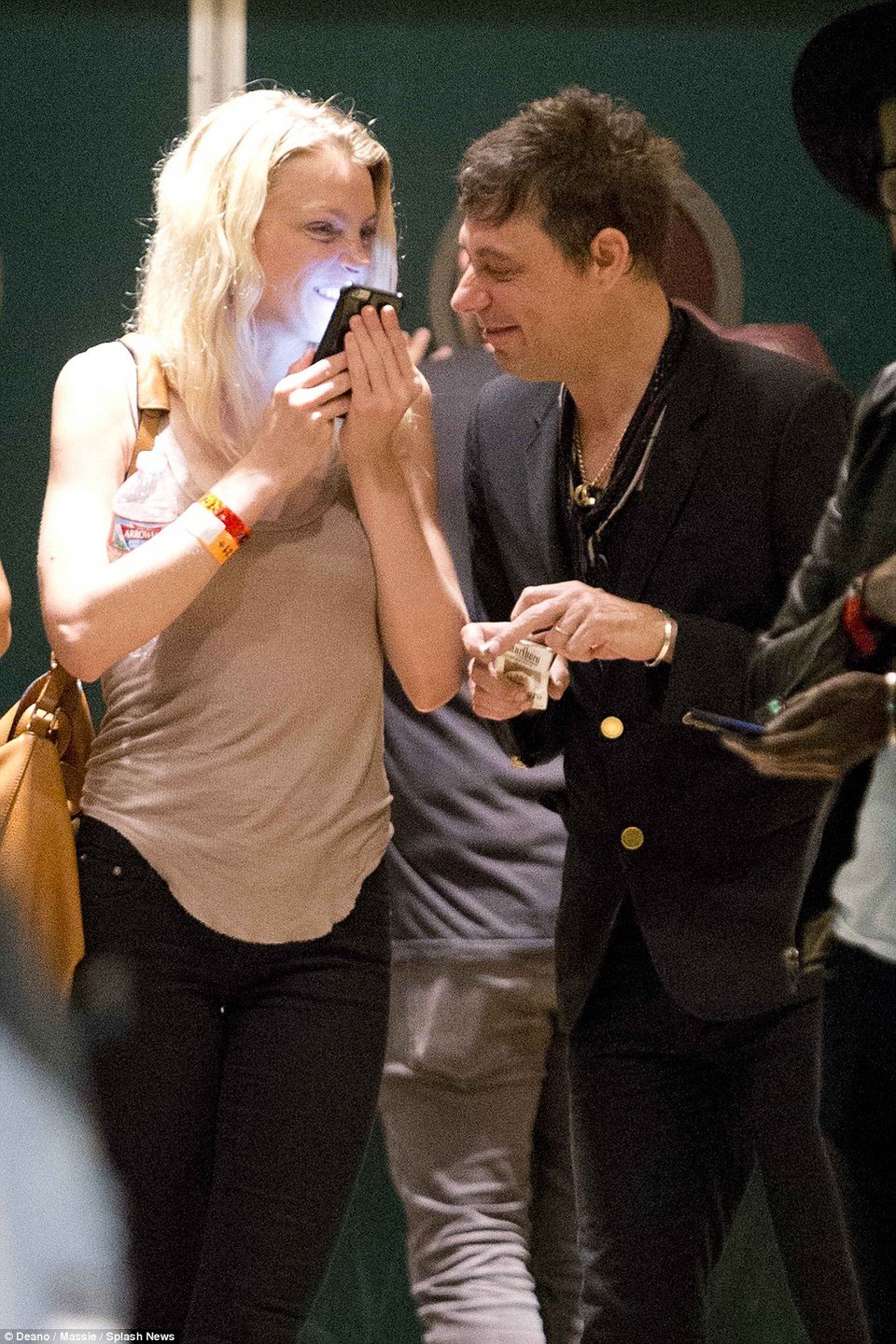 Ο σύζυγος της Κέιτ Μος σε τρυφερές στιγμές με 29χρονο «Αγγελο» της Victoria's Secret [εικόνες] | iefimerida.gr 7