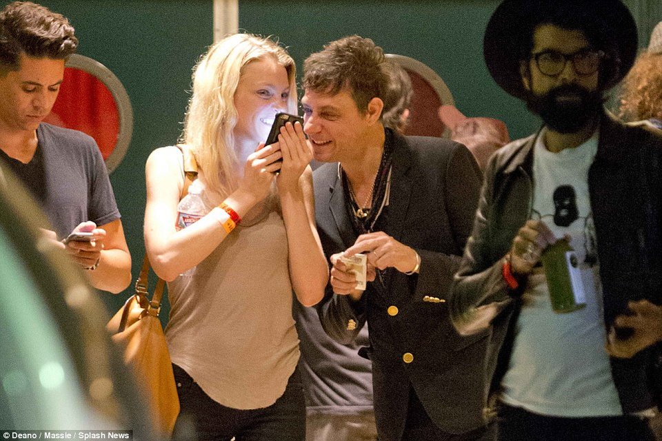 Ο σύζυγος της Κέιτ Μος σε τρυφερές στιγμές με 29χρονο «Αγγελο» της Victoria's Secret [εικόνες] | iefimerida.gr 4