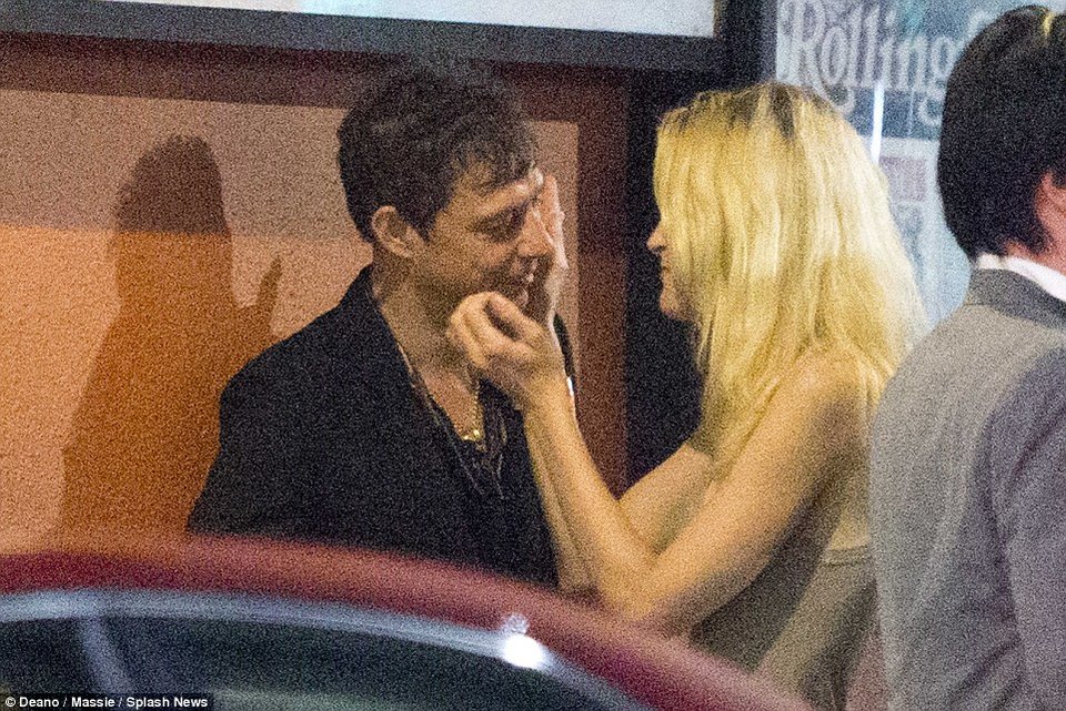 Ο σύζυγος της Κέιτ Μος σε τρυφερές στιγμές με 29χρονο «Αγγελο» της Victoria's Secret [εικόνες] | iefimerida.gr 0