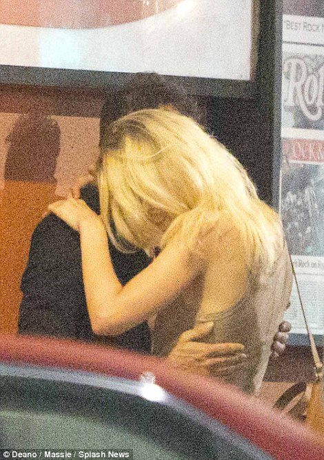 Ο σύζυγος της Κέιτ Μος σε τρυφερές στιγμές με 29χρονο «Αγγελο» της Victoria's Secret [εικόνες] | iefimerida.gr 2