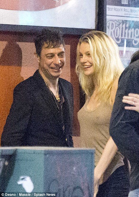 Ο σύζυγος της Κέιτ Μος σε τρυφερές στιγμές με 29χρονο «Αγγελο» της Victoria's Secret [εικόνες] | iefimerida.gr 3