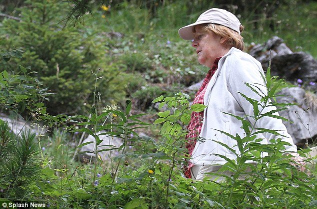 Η Μέρκελ όπως δεν την έχετε ξαναδεί: Στις Αλπεις, με καρό πουκάμισο, να κάνει ορειβασία [εικόνες] | iefimerida.gr 1