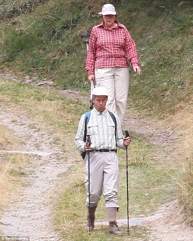 Η Μέρκελ όπως δεν την έχετε ξαναδεί: Στις Αλπεις, με καρό πουκάμισο, να κάνει ορειβασία [εικόνες] | iefimerida.gr 2