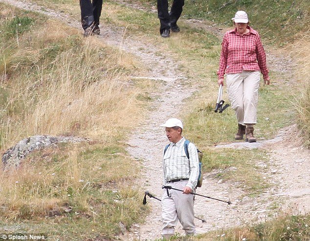 Η Μέρκελ όπως δεν την έχετε ξαναδεί: Στις Αλπεις, με καρό πουκάμισο, να κάνει ορειβασία [εικόνες] | iefimerida.gr 0