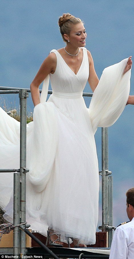 Ο παραμυθένιος πριγκιπικός γάμος του εγγονού της Γκρέις Κέλι με την Ιταλίδα αριστοκράτισσα -Στο ιδιωτικό νησί της νύφης [εικόνες] | iefimerida.gr 27