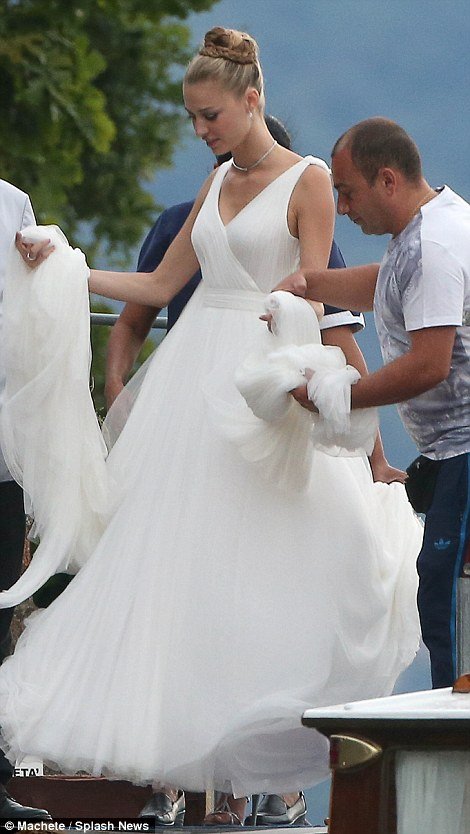 Ο παραμυθένιος πριγκιπικός γάμος του εγγονού της Γκρέις Κέλι με την Ιταλίδα αριστοκράτισσα -Στο ιδιωτικό νησί της νύφης [εικόνες] | iefimerida.gr 31