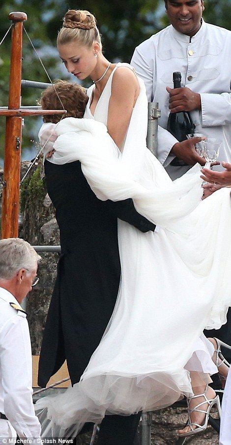 Ο παραμυθένιος πριγκιπικός γάμος του εγγονού της Γκρέις Κέλι με την Ιταλίδα αριστοκράτισσα -Στο ιδιωτικό νησί της νύφης [εικόνες] | iefimerida.gr 28