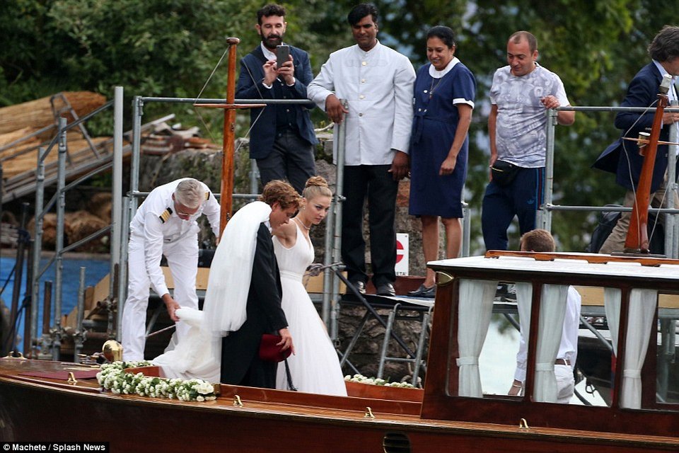 Ο παραμυθένιος πριγκιπικός γάμος του εγγονού της Γκρέις Κέλι με την Ιταλίδα αριστοκράτισσα -Στο ιδιωτικό νησί της νύφης [εικόνες] | iefimerida.gr 30