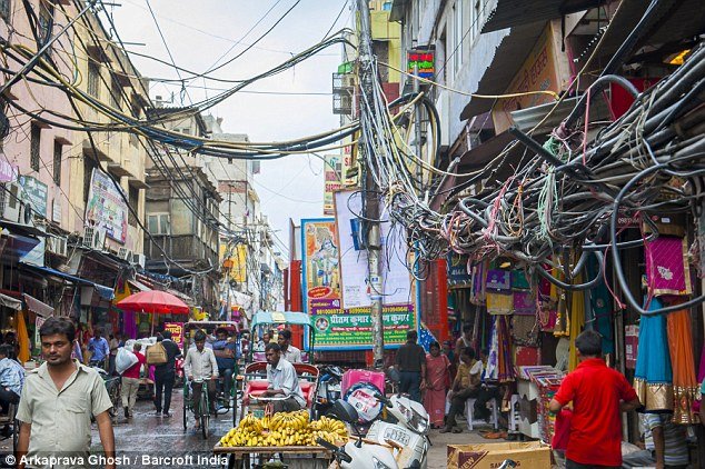 Επικίνδυνα ηλεκτροφόρα καλώδια κρέμονται μόλις 2 μέτρα πάνω από τα κεφάλια των Ινδών [εικόνες] | iefimerida.gr 1