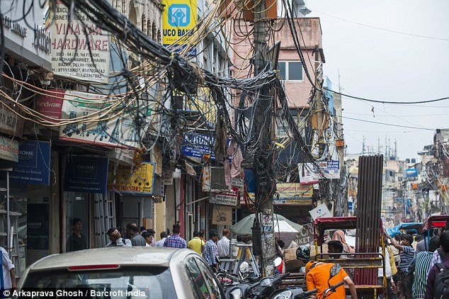 Επικίνδυνα ηλεκτροφόρα καλώδια κρέμονται μόλις 2 μέτρα πάνω από τα κεφάλια των Ινδών [εικόνες] | iefimerida.gr 4