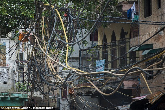 Επικίνδυνα ηλεκτροφόρα καλώδια κρέμονται μόλις 2 μέτρα πάνω από τα κεφάλια των Ινδών [εικόνες] | iefimerida.gr 3