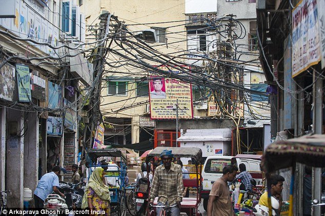 Επικίνδυνα ηλεκτροφόρα καλώδια κρέμονται μόλις 2 μέτρα πάνω από τα κεφάλια των Ινδών [εικόνες] | iefimerida.gr 2