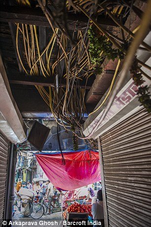 Επικίνδυνα ηλεκτροφόρα καλώδια κρέμονται μόλις 2 μέτρα πάνω από τα κεφάλια των Ινδών [εικόνες] | iefimerida.gr 10