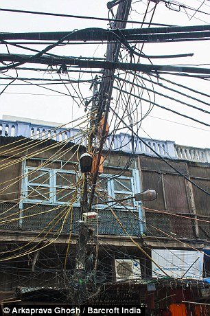 Επικίνδυνα ηλεκτροφόρα καλώδια κρέμονται μόλις 2 μέτρα πάνω από τα κεφάλια των Ινδών [εικόνες] | iefimerida.gr 8