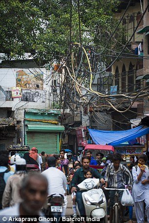 Επικίνδυνα ηλεκτροφόρα καλώδια κρέμονται μόλις 2 μέτρα πάνω από τα κεφάλια των Ινδών [εικόνες] | iefimerida.gr 6