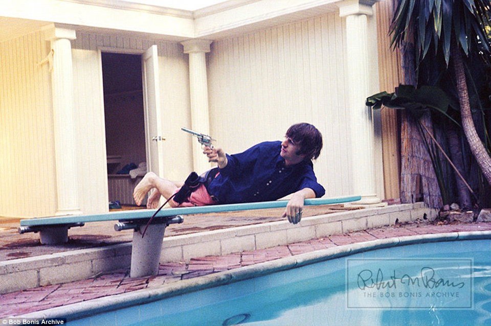 Σπάνια στιγμιότυπα από τη διαμονή των Beatles στο Μπελ Αιρ: Οταν διασκέδαζαν στην πισίνα πολυτελούς βίλας [εικόνες] | iefimerida.gr 3