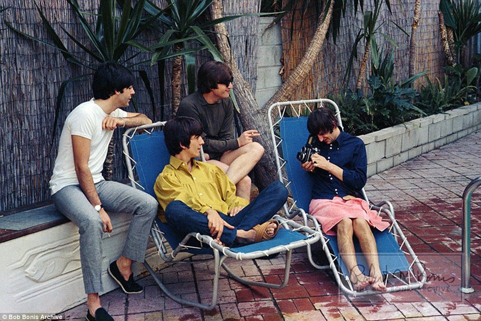 Σπάνια στιγμιότυπα από τη διαμονή των Beatles στο Μπελ Αιρ: Οταν διασκέδαζαν στην πισίνα πολυτελούς βίλας [εικόνες] | iefimerida.gr 1